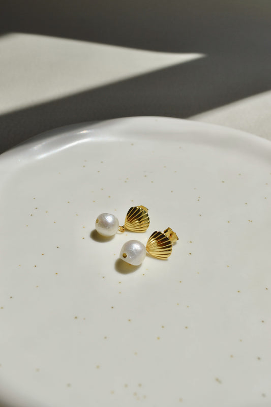 Ará Pearl Drop Shell Earring - 18K Gold Plated